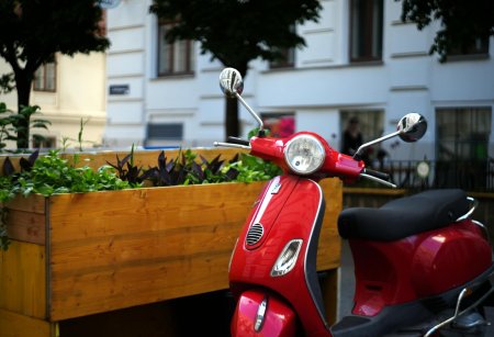 Elektrische tweewielers winnen terrein: veranderend straatbeeld in Nederlandse steden